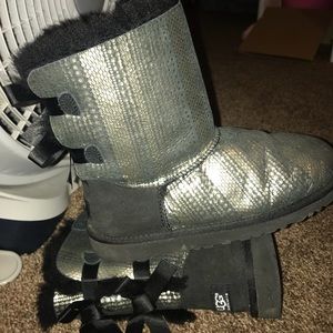 Ugh boots. Look VERY NEW